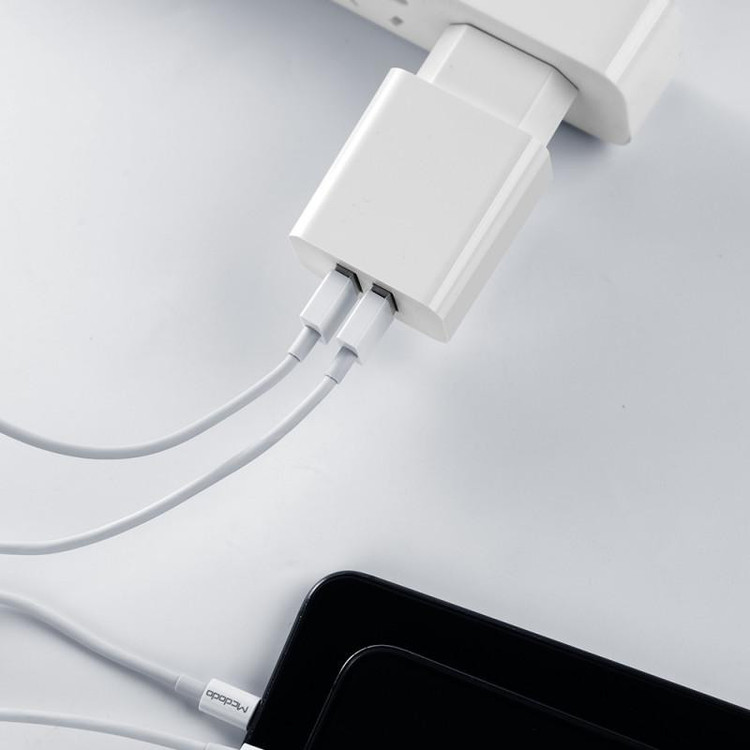 شارژر دیواری مک دودو مدل CH-6721 به همراه کابل تبدیل USB-C